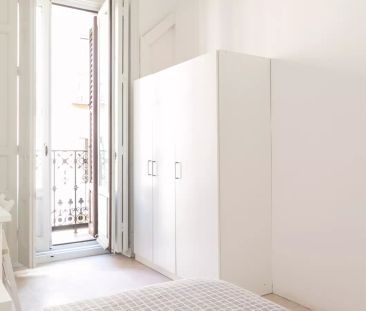 Room in a shared 13-bedroom apartment for rent in Sol, bills included - Foto 3