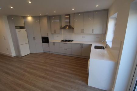 4 bedroom terraced house to rent - Photo 3