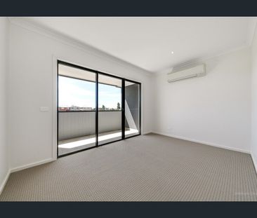 This 3-level townhouse has it all! - Photo 4