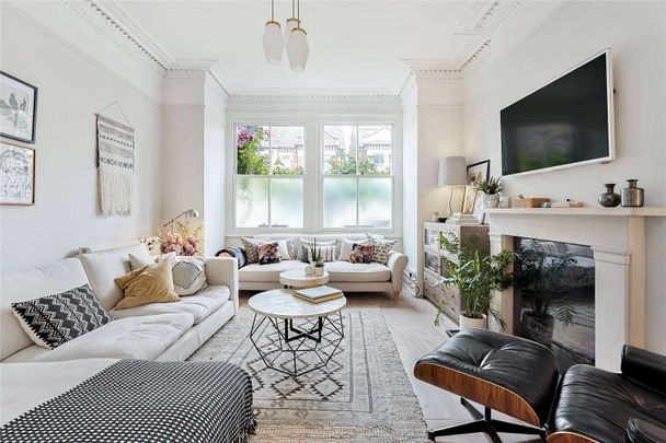 A beautifully presented five bedroom family home on a popular road in Wandsworth. - Photo 1