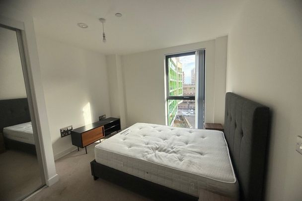 Alpini Road, LONDON - Photo 1