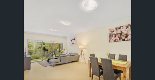 SPACIOUS TWO-BEDROOM GARDEN APARTMENT IN WAHROONGA AVAILABLE FOR RENT! - Photo 1