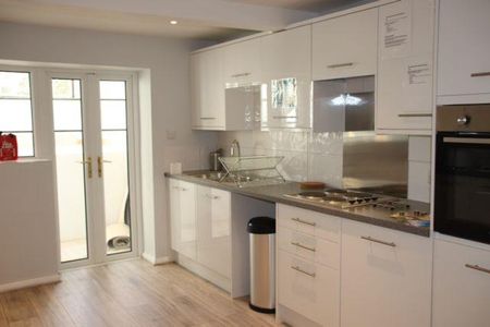 Vicarage Road, WATFORD - Photo 4