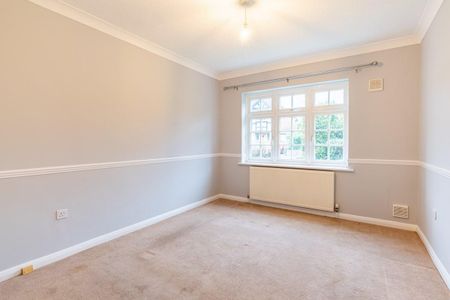 Epsom Road, Leatherhead, KT22 - Photo 2