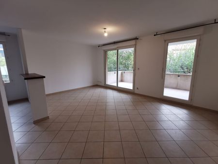 Appartement 3 pièces 63m2 MARSEILLE 13EME 898 euros - Photo 2