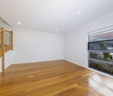 MODERN TWO BEDROOM TOWNHOUSE!! - Photo 4
