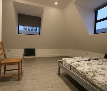 2 Bed Flat, Parkgate Road, SW11 - Photo 3