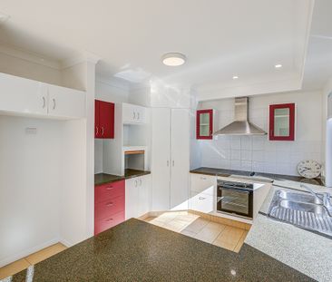 Spacious Family Home with Multiple Living Areas – Prime Location - Photo 2