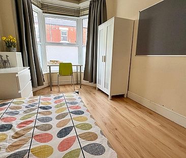 Fantastic 5 bedroom student property with 3 modern bathrooms - Photo 3