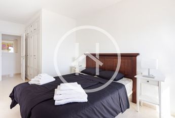 Amplio apartamento de cuatro dormitorios con vistas al mar en Radazul Bajo