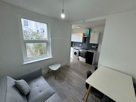 2 Bed Flat, Montpelier Road, BN1 - Photo 2