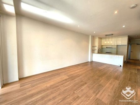 Gorgeous apartment in boutique complex - Photo 2