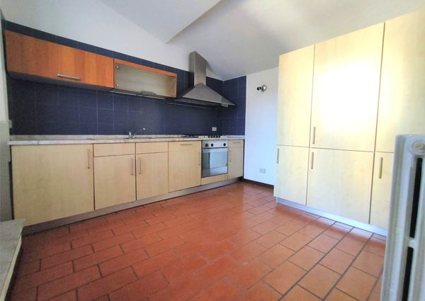 Ampio appartamento con terrazzino libero da metà marzo 2026 !