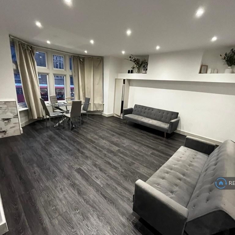 3 bedroom flat to rent - Photo 1