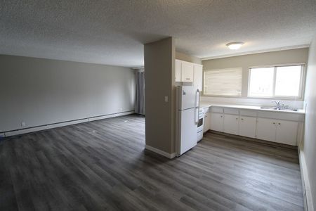 7703 - 7719 Elbow Drive SW, Calgary - Photo 2