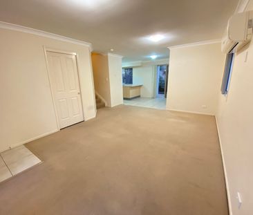 A luxury townhouse. Close to train, bus and schools. 3 Bedrooms Tow... - Photo 1