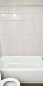 COQUET 2 1/2 TOUT RÉNOVÉ, GYM, PISCINES - À VOIR - Photo 3