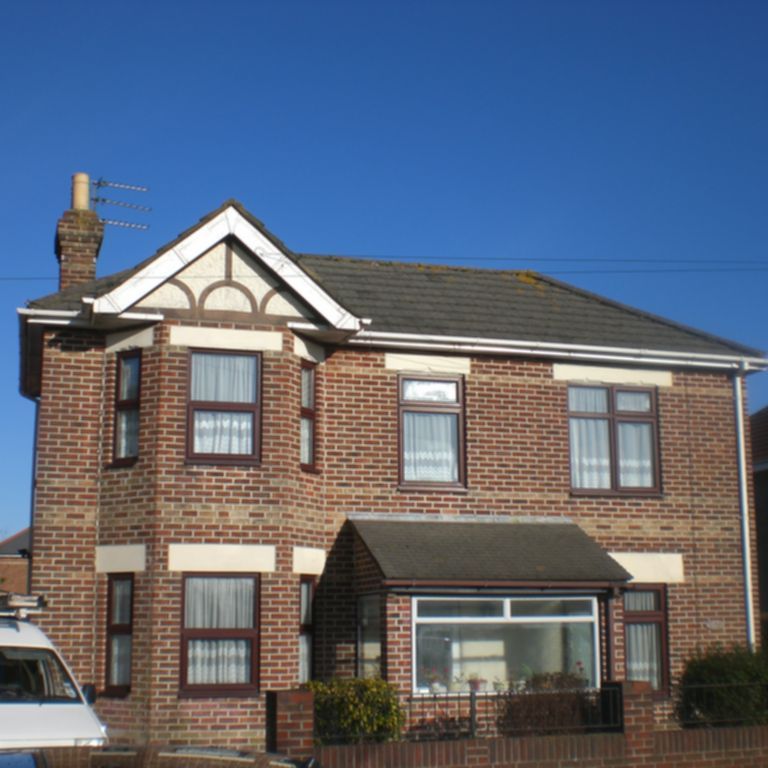 5 Bedroom House To Rent in Wallisdown - £2,525 pcm Tenancy Info - Photo 1