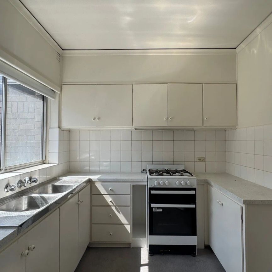 Top-Floor Apartment in the Heart of South Yarra! - Photo 1