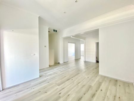 LOVELY THREE BEDROOM APARTMENT IN PRIME LOCATION - Photo 2