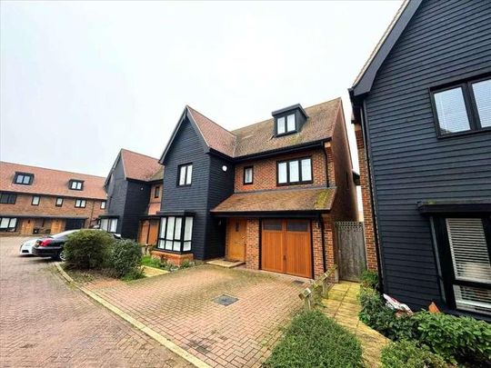 Bridgefields Close, Hornchurch, Hornchurch, RM11 - Photo 1