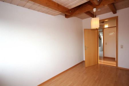 …die 4-Zimmer Dachgeschosswohnung mit Flair, TG-St.-Platz, EBK und toller Aussicht in die Natur! - Photo 2