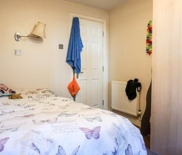 2 Bedrooms Broomfield Crescent - Photo 1