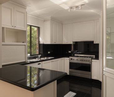 Naturally sunlit and private apartment with house like proportions - Photo 3