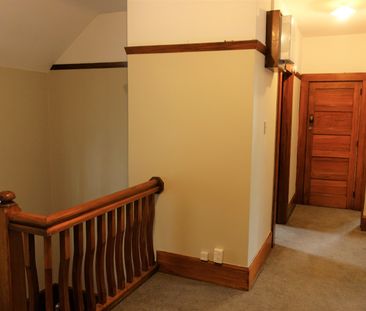 Upstairs apartment in the city with a carpark - Photo 3