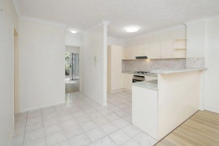 Prestigious 2-Bedroom Residence with Courtyard in Prime Yeronga Location - Photo 5