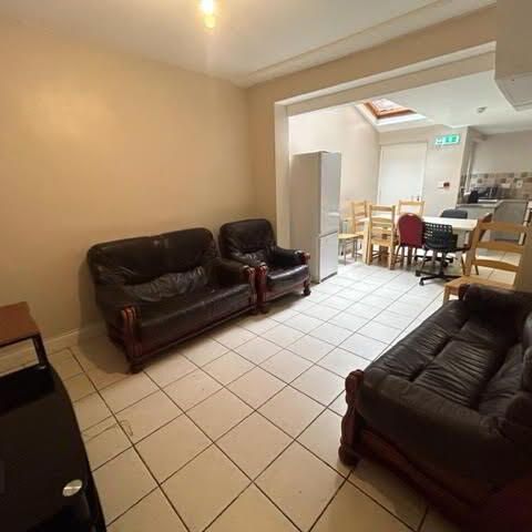 Great 7 Bedroom House, 33 Rugby Avenue, Queens Quarter, Belfast, BT7 1RD - Photo 1