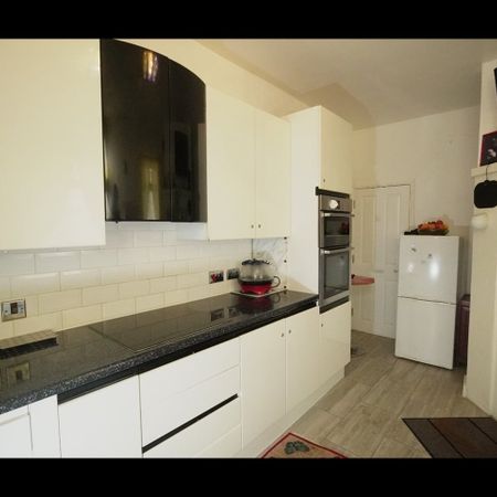 Room in a Shared House, Galpins Road, CR7 - Photo 3