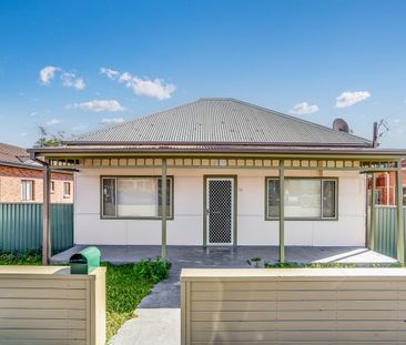 Spacious Refurbished Three Bedroom Home! - Photo 4