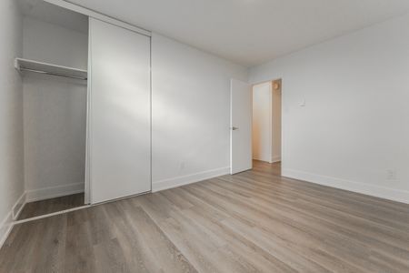 Large, Luxurious, Completely Renovated Large Two Bed Apartment in East York - Photo 5