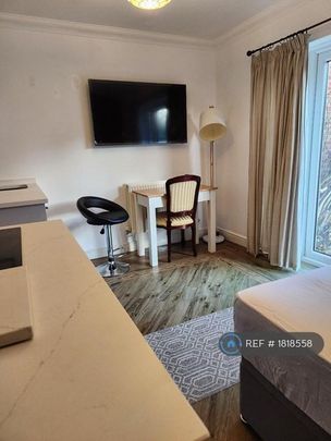 Studio to rent - Photo 1