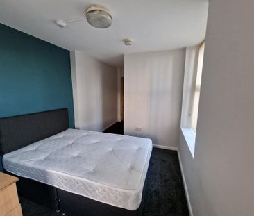 1 bedroom in a flat share to rent - Photo 2