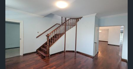 Convenient Location, Magnificent river side luxury home offering 5 bedrooms with ensuite + office and wooden flooring ! - Photo 5