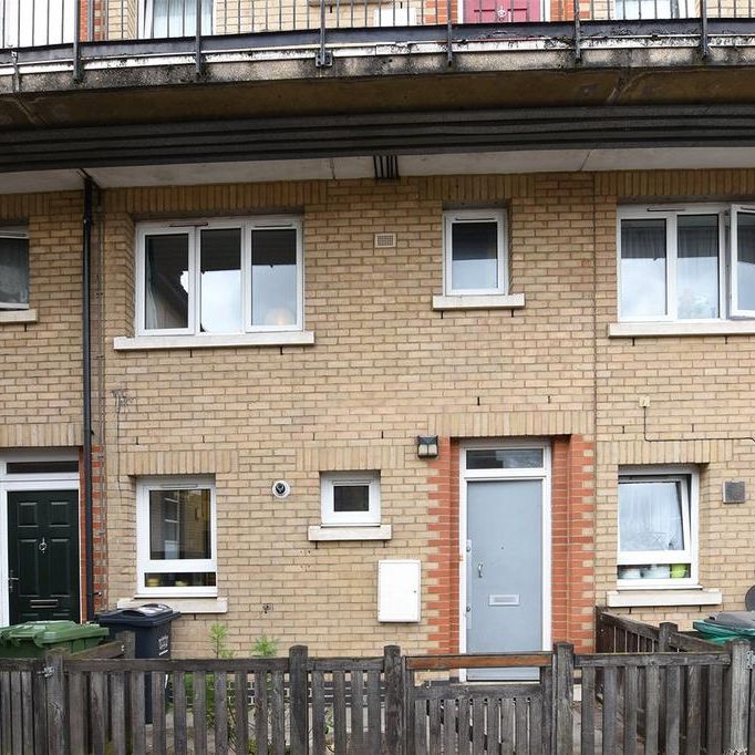 3 bedroom flat to rent - Photo 1