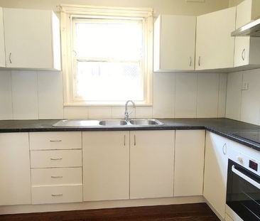 SPACIOUS 3 BEDROOM HOME! - Photo 2