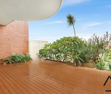 Great 3 Bedroom Townhouse with Own Courtyard Deck - Photo 3