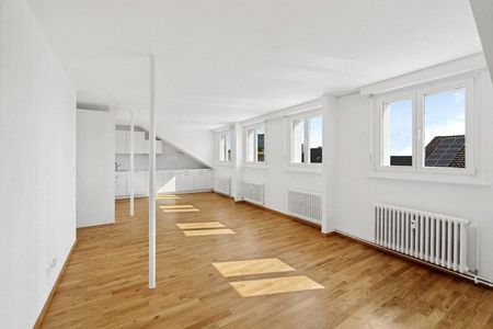 frisch sanierte Dachwohnung in ruhiger Liegenschaft - Photo 2