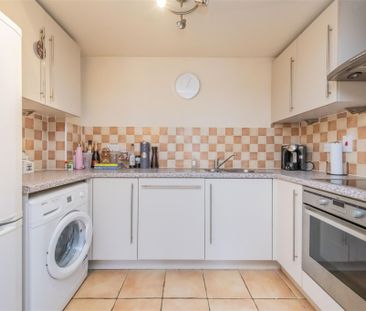 1 bed Flat To Let - Photo 4