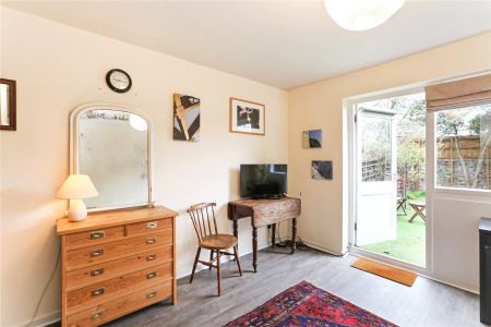 St. Andrews Square, London, W11 ground floor flat to rent - Photo 2