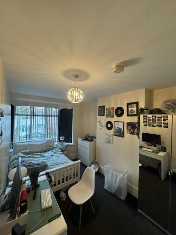 Room in a Shared House, Harlaxton Drive, NG7 - Photo 2