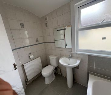 2 Bed Flat, High Street North, E12 - Photo 6