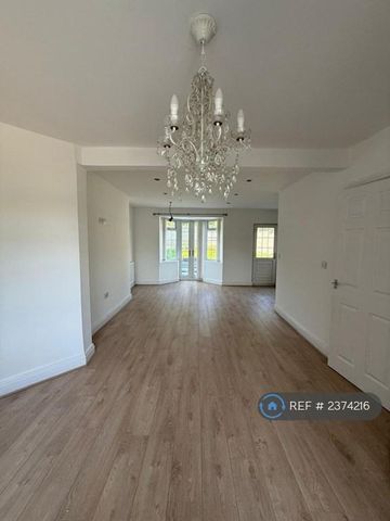 3 bedroom semi-detached house to rent - Photo 2