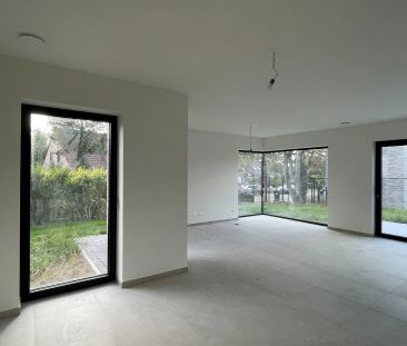 Zeer ruime moderne halfopen nieuwbouwwoning met tuin/terras en garage - foto 2