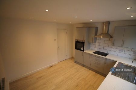 3 bedroom end of terrace house to rent - Photo 2