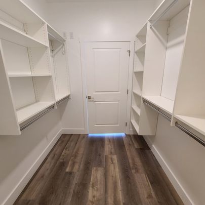 Large 2 Bedroom Unit with Den! - Photo 1