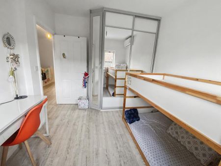 4 bedroom detached house to rent - Photo 3